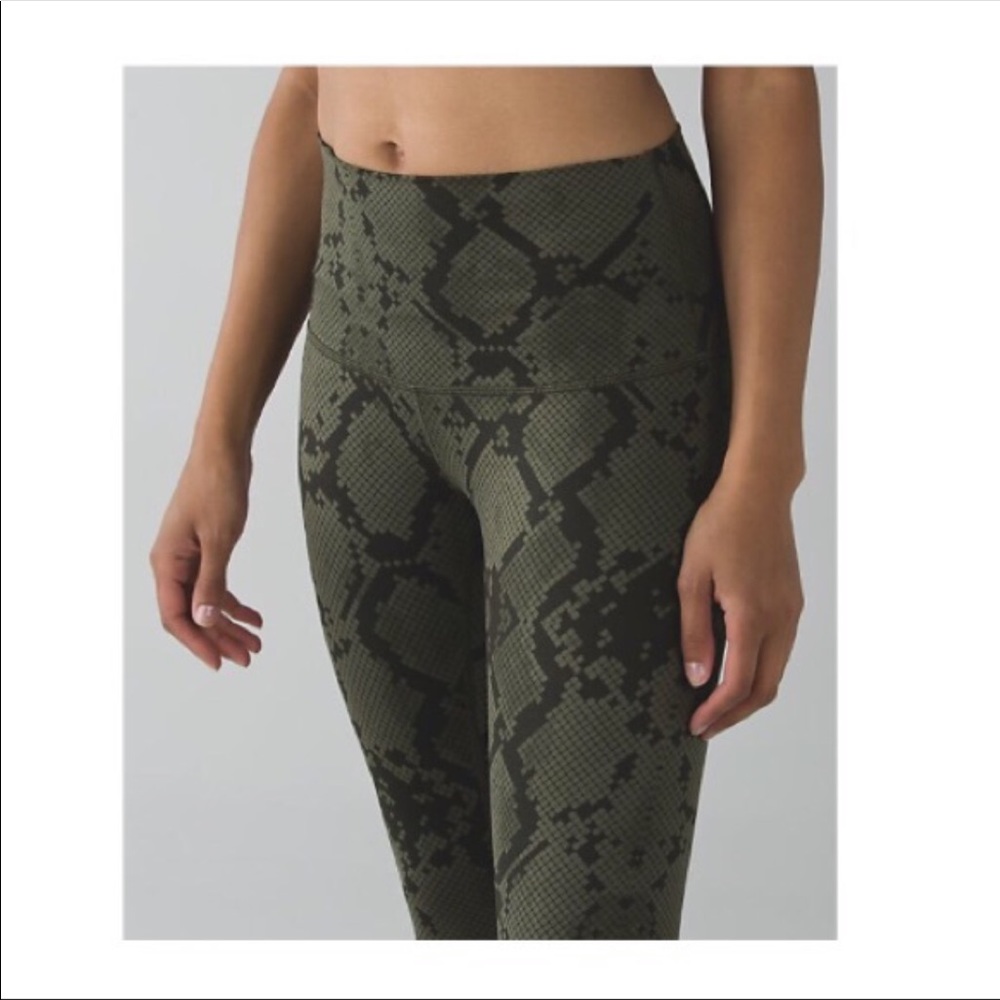 Lululemon Wonder Under snakeskin crop Size 4
